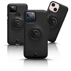 Tre custodie per cellulari Quad Lock nere per diversi modelli di smartphone.